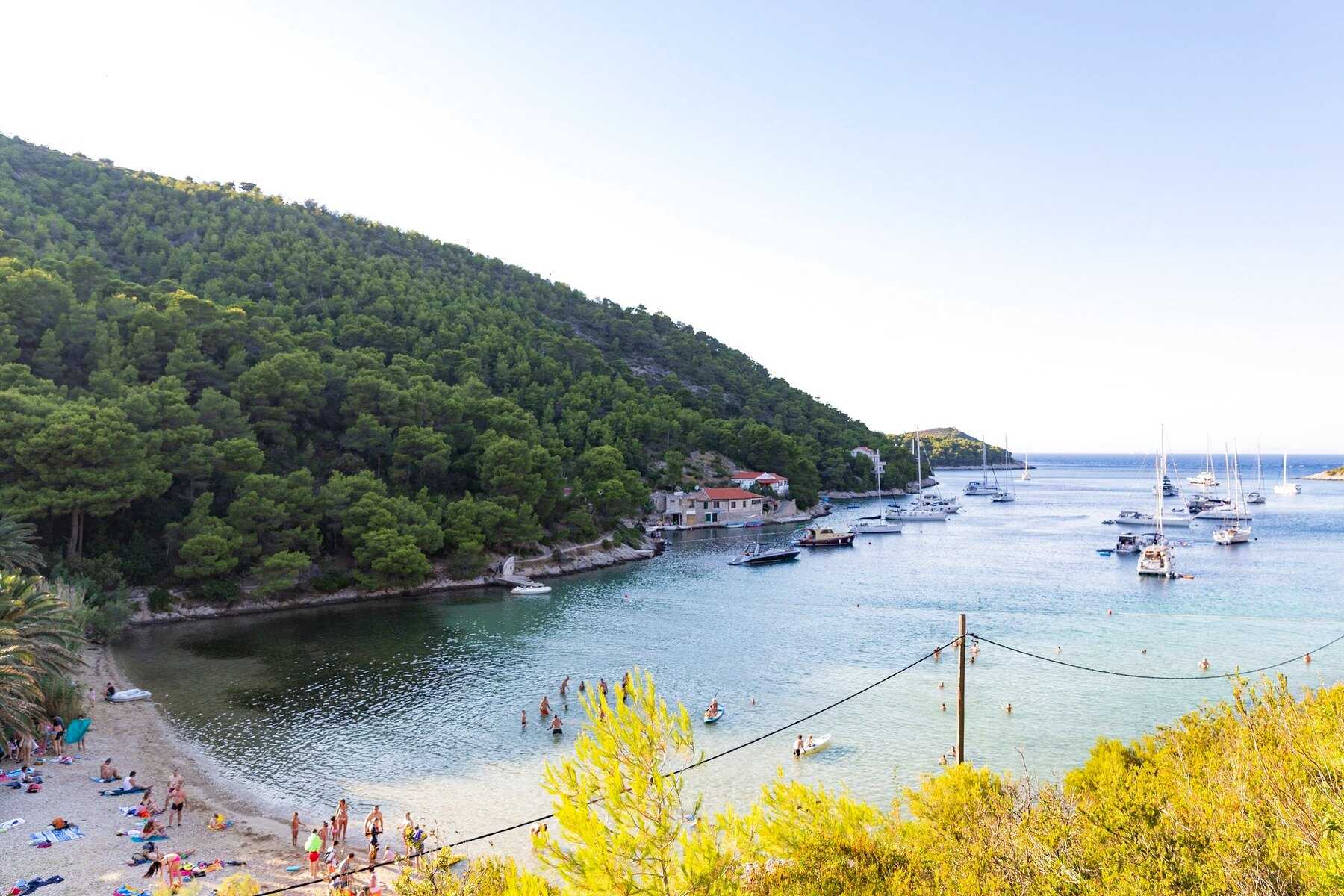 La baie de Stončica, sa plage et ses bateaux au mouillage, vues d'en haut
