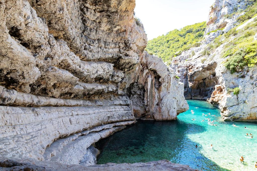 Les falaises calcaires et l'eau turquoise de la crique de Stiniva