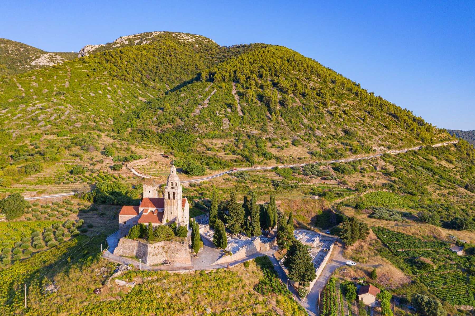 Le Muster, église Saint-Nicolas, au milieu des vignes au-dessus de Komiža