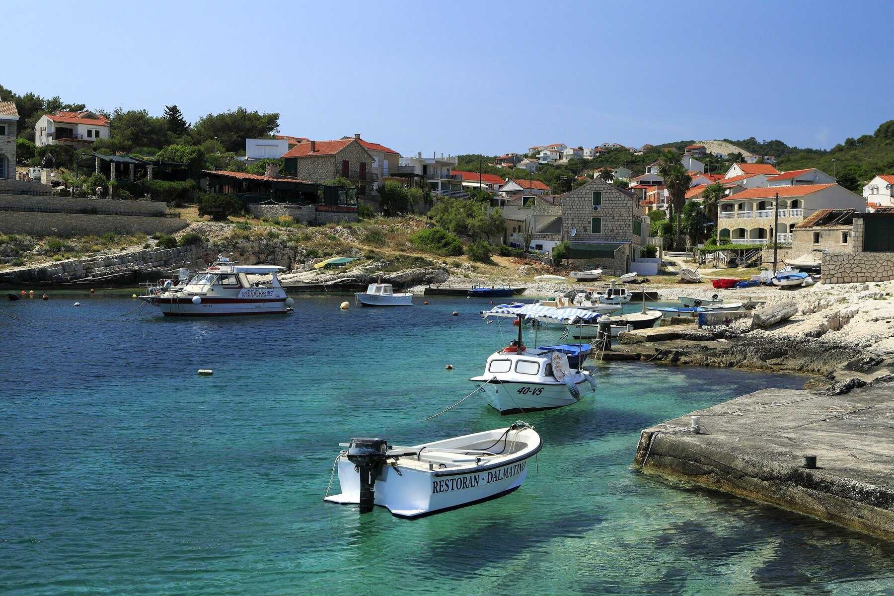 Le petit port de Rukavac, ses barques et son eau turquoise