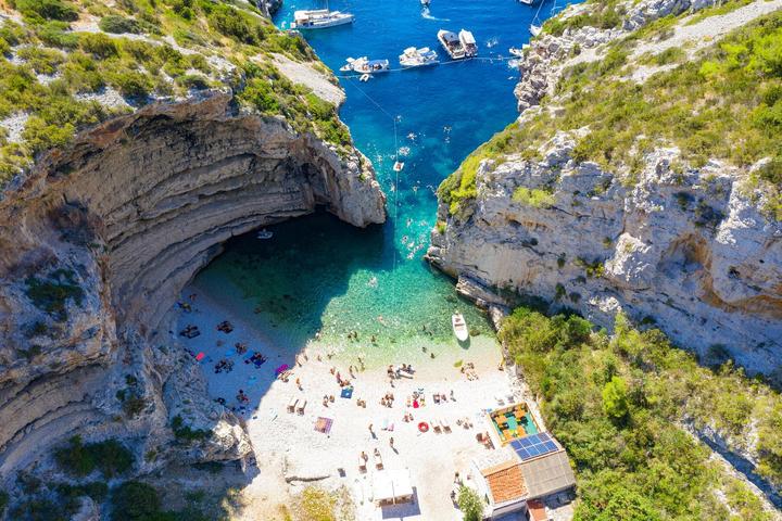 Vue aérienne de la crique de Stiniva, plage de galets entre deux falaises, sur l'île de Vis