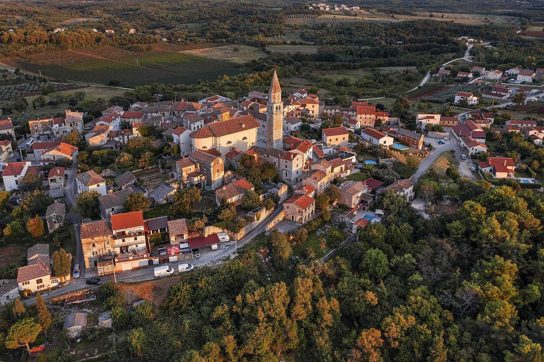 Višnjan, village perché de l'intérieur de l'Istrie, vu du ciel au coucher du soleil