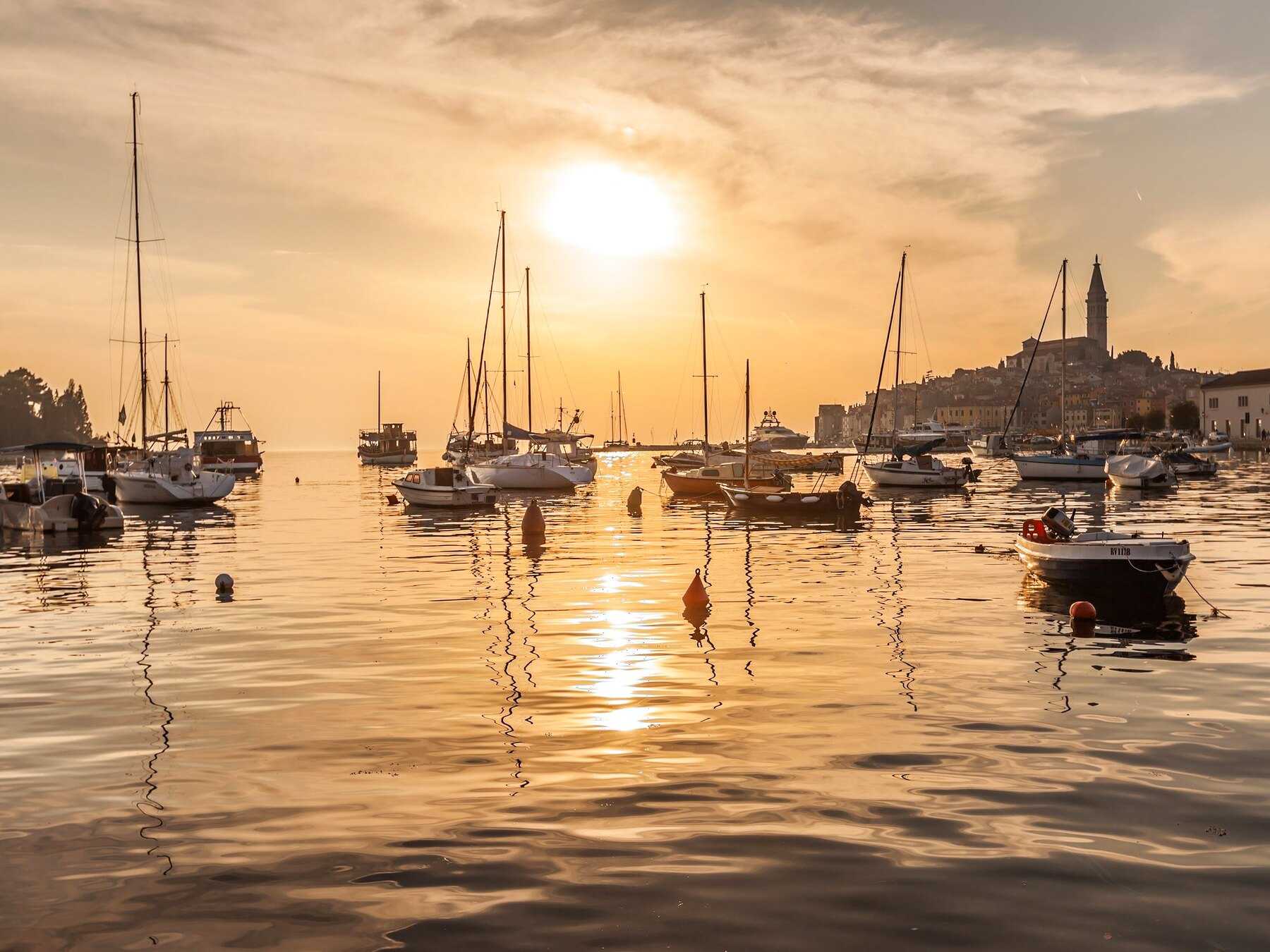 Voiliers au mouillage devant Rovinj au coucher du soleil