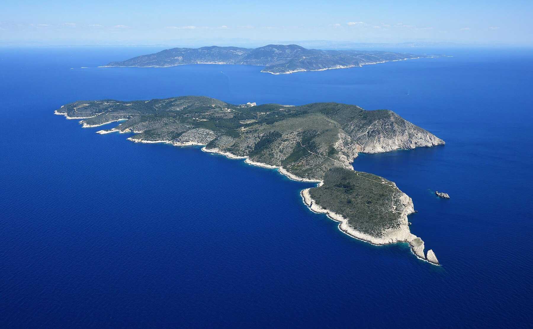 Vue aérienne de l'îlot de Biševo, avec Vis à l'horizon