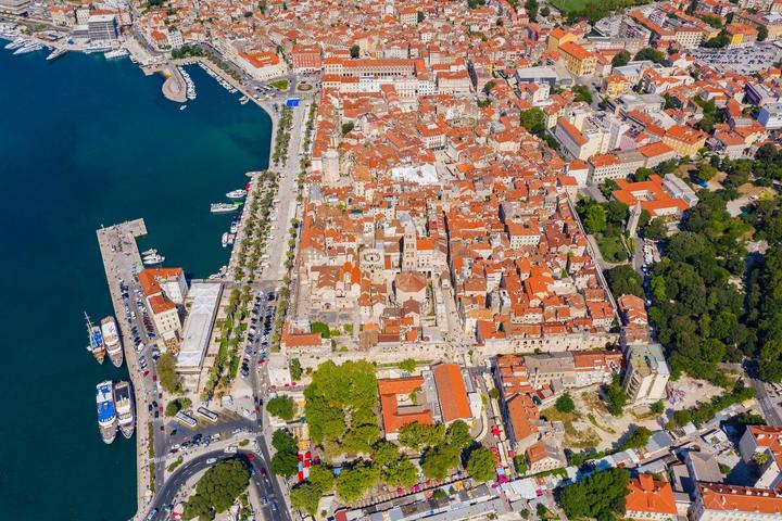 Vue aérienne du palais de Dioclétien, de la Riva et des toits de la vieille ville de Split au bord du port