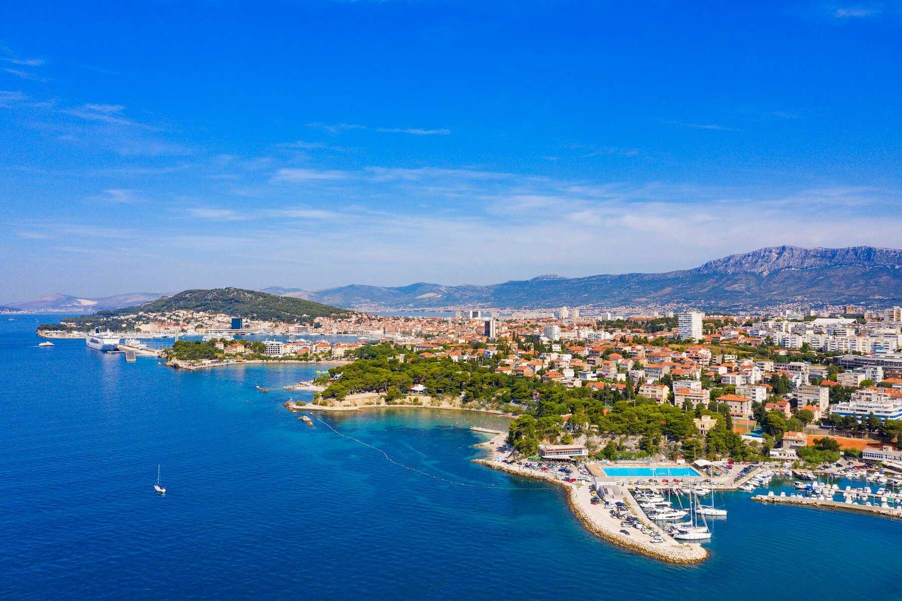 Vue aérienne des plages de Firule et de Bačvice, avec le port de Split à l'arrière-plan