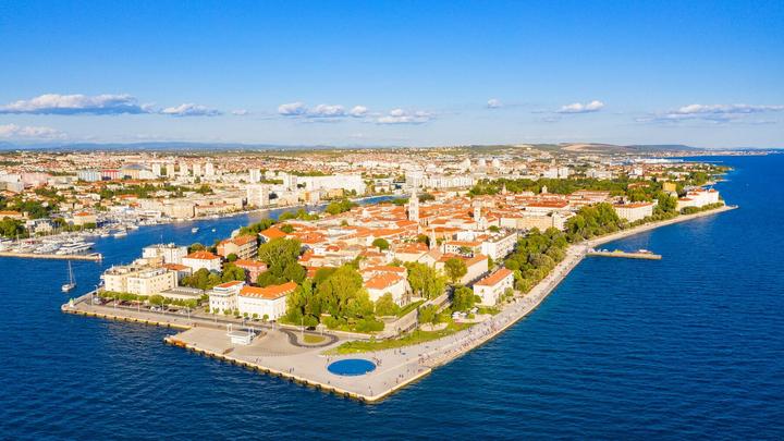 Vue aérienne de la presqu'île de Zadar, avec la Salutation au soleil et l'orgue marin à sa pointe