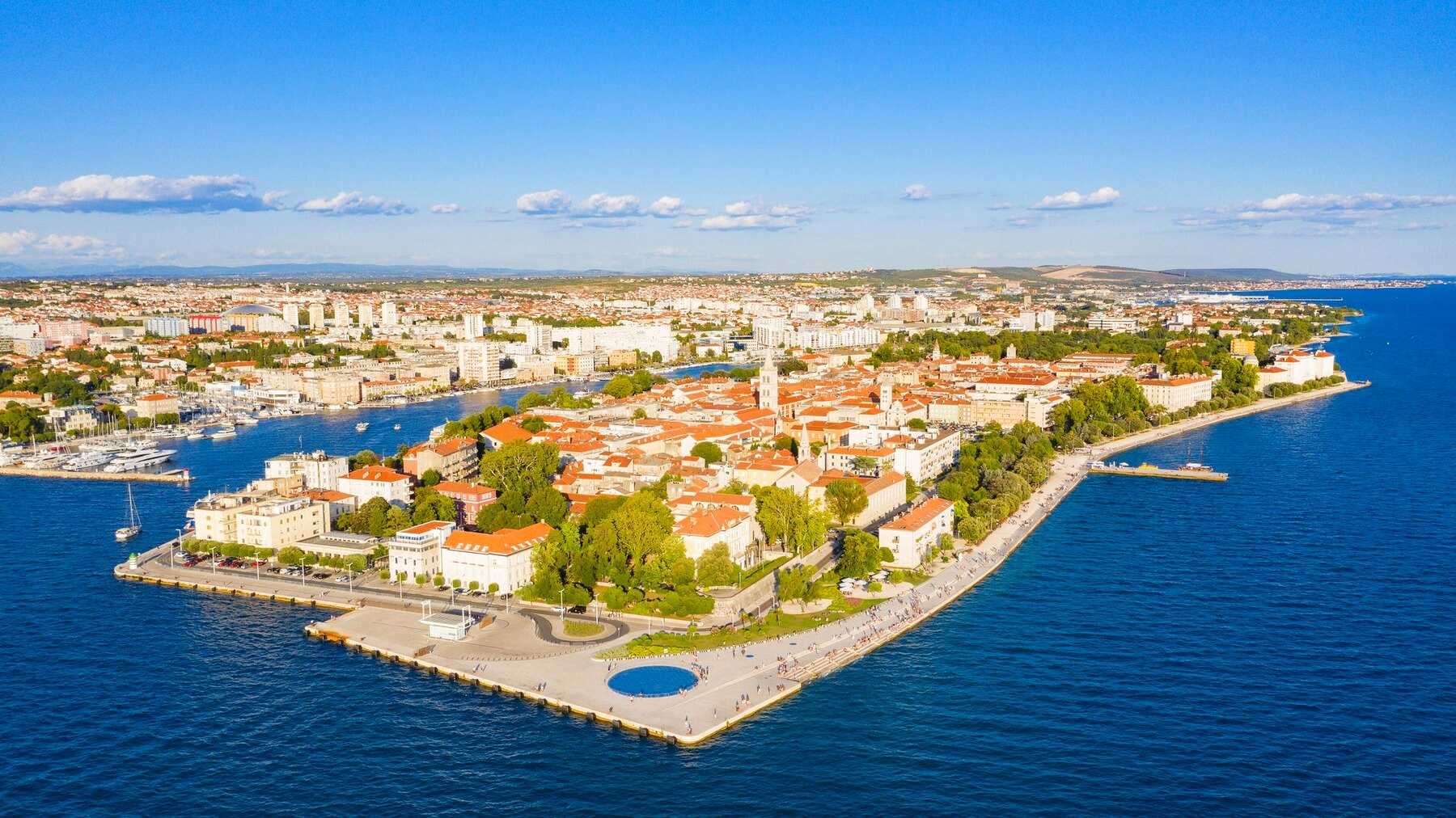 Vue aérienne de la presqu'île de Zadar, avec la Salutation au soleil et l'orgue marin à sa pointe