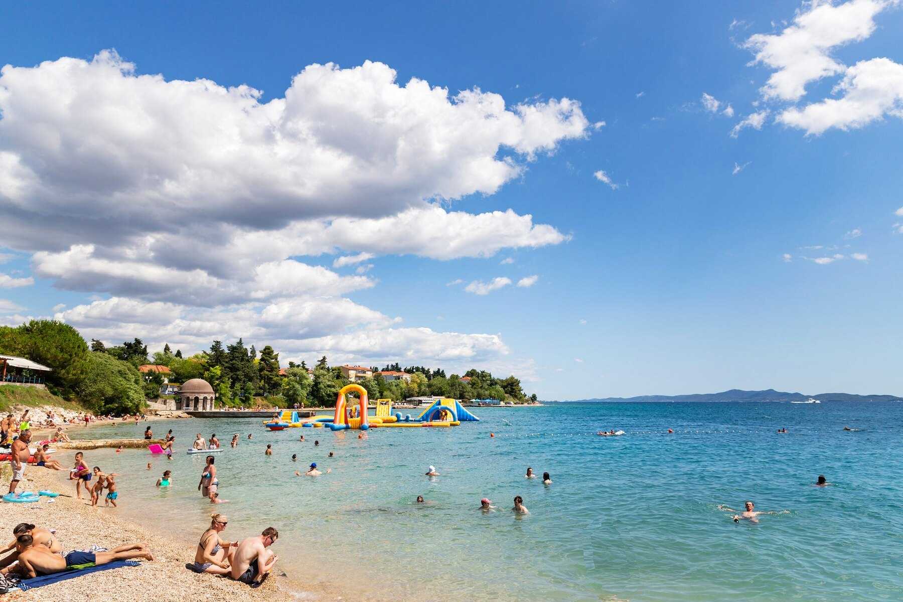 Baigneurs sur la plage de Kolovare, à quelques pas de la vieille ville