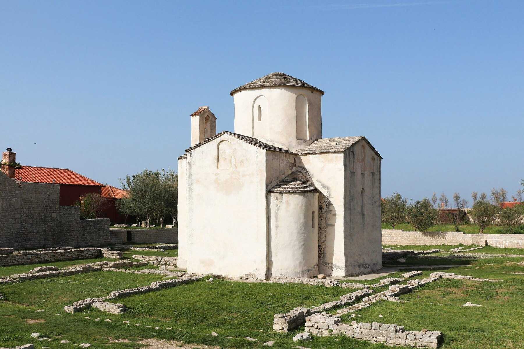 L'église préromane Sainte-Croix de Nin au milieu des vestiges
