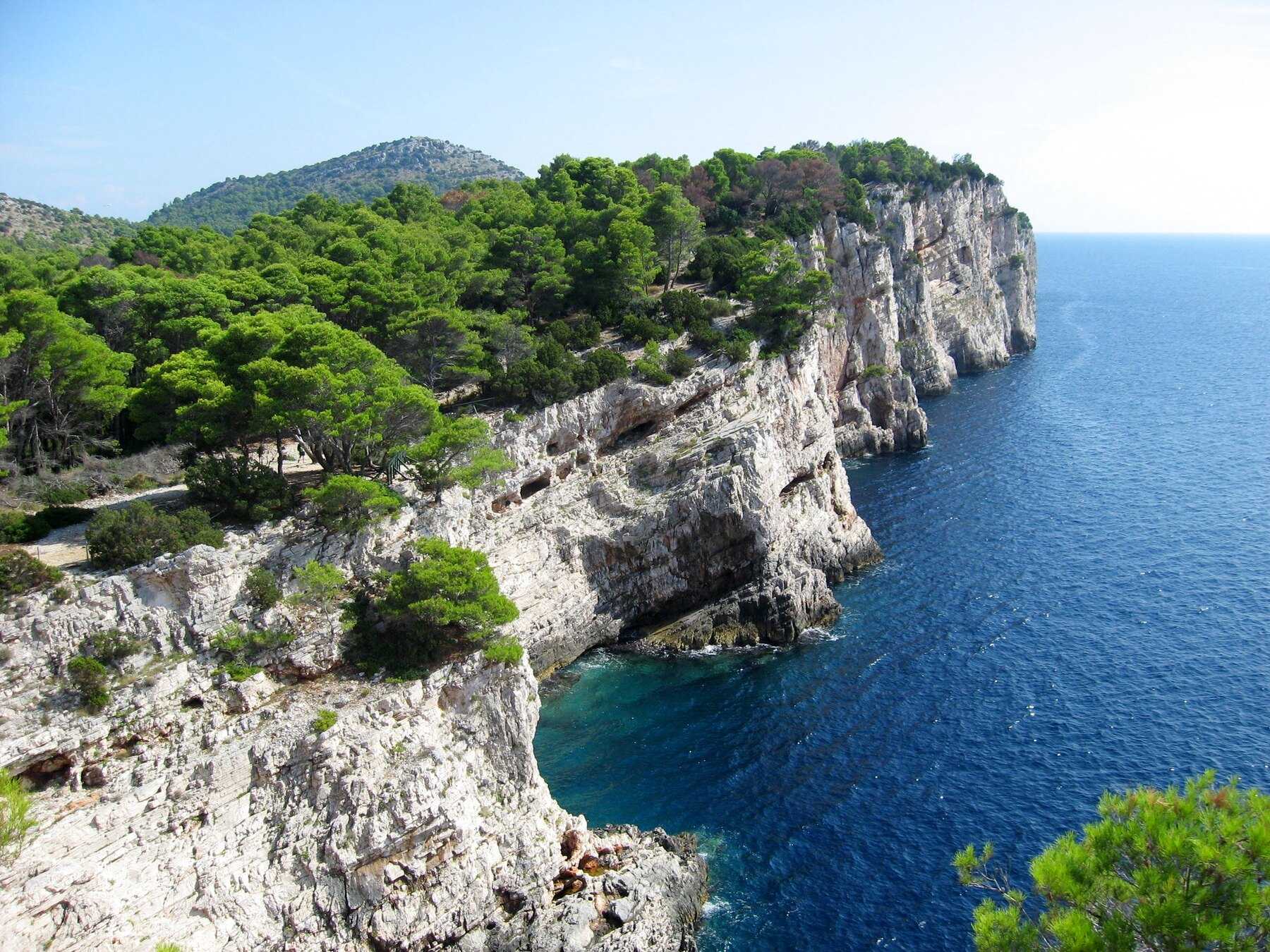 Falaises de Telašćica plongeant dans la mer sur l'île de Dugi Otok