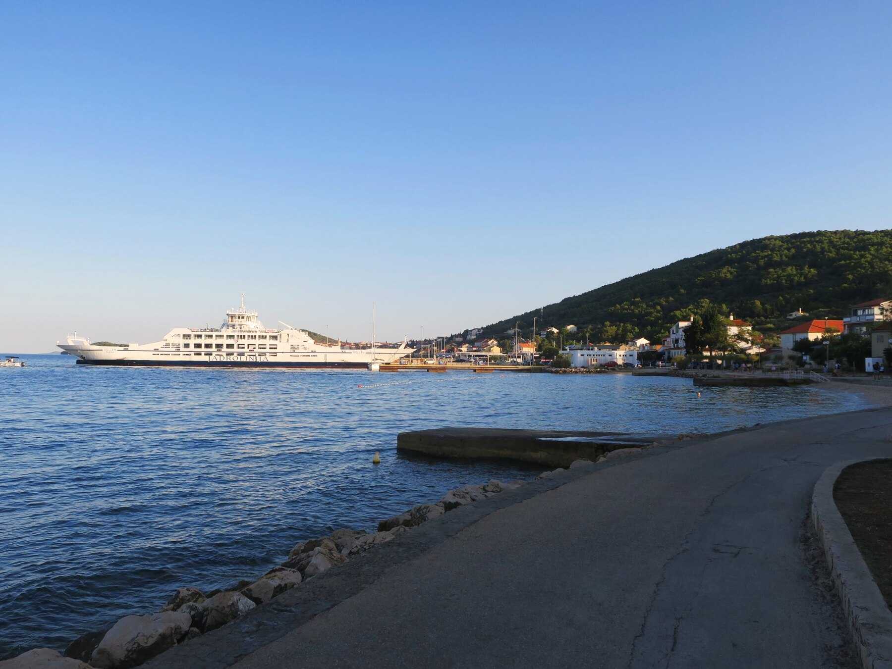 Le port de Preko sur l'île d'Ugljan, avec un car-ferry Jadrolinija