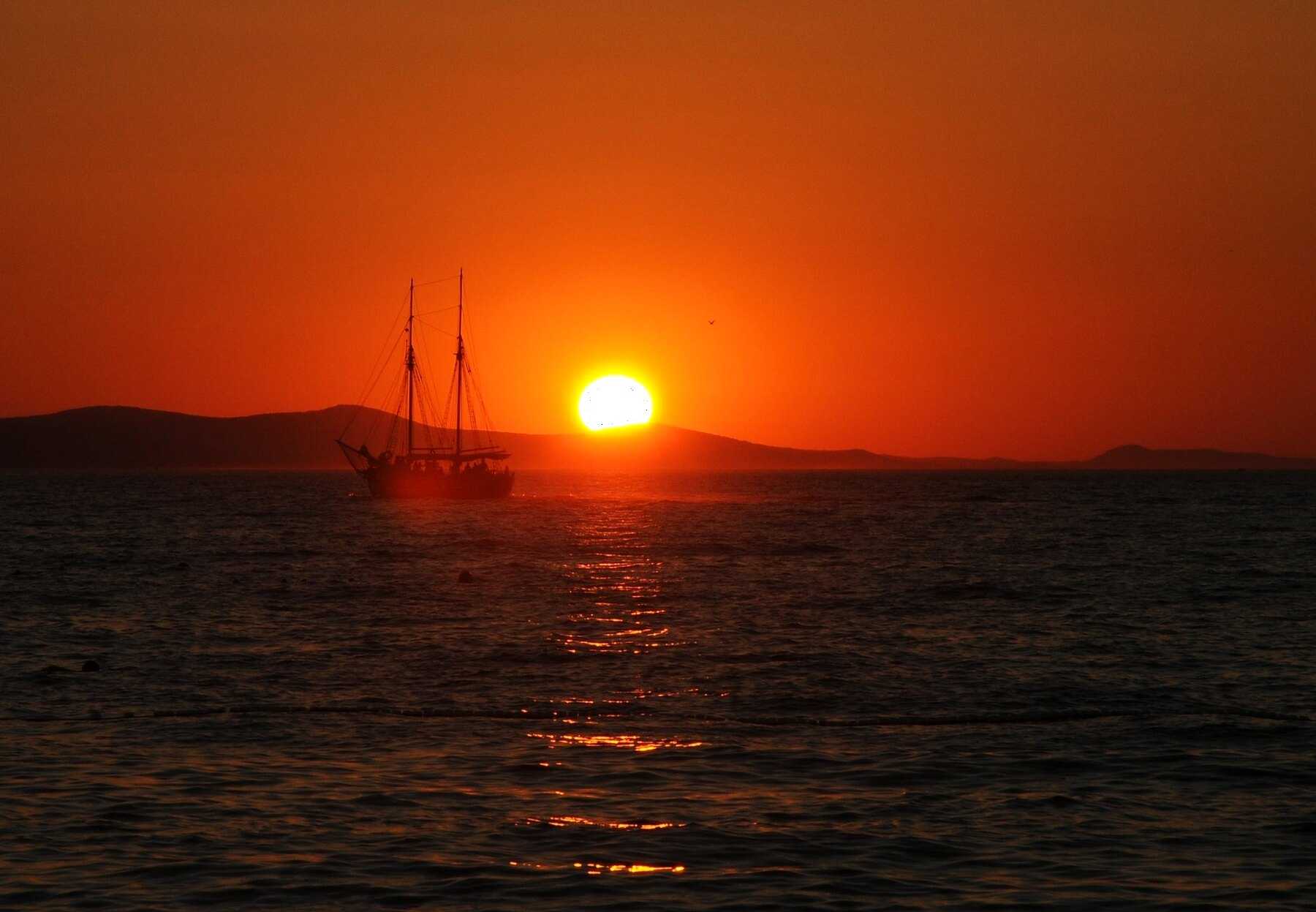 Voilier devant le soleil couchant au large de Borik