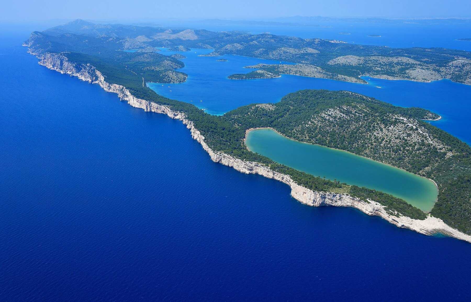 Vue aérienne de la baie de Telašćica, des falaises et du lac salé de Mir sur Dugi Otok