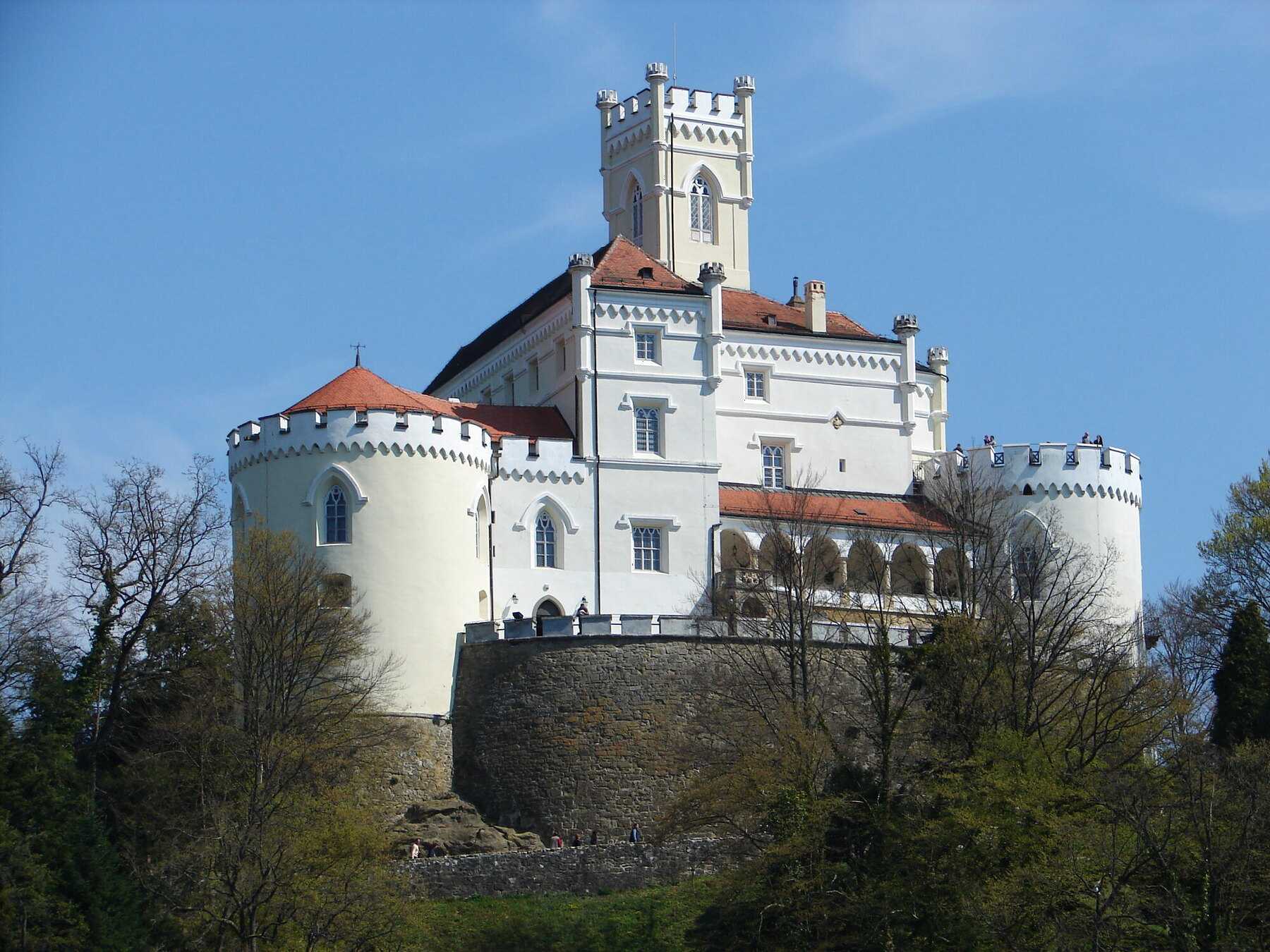 Façade néogothique blanche du château de Trakošćan