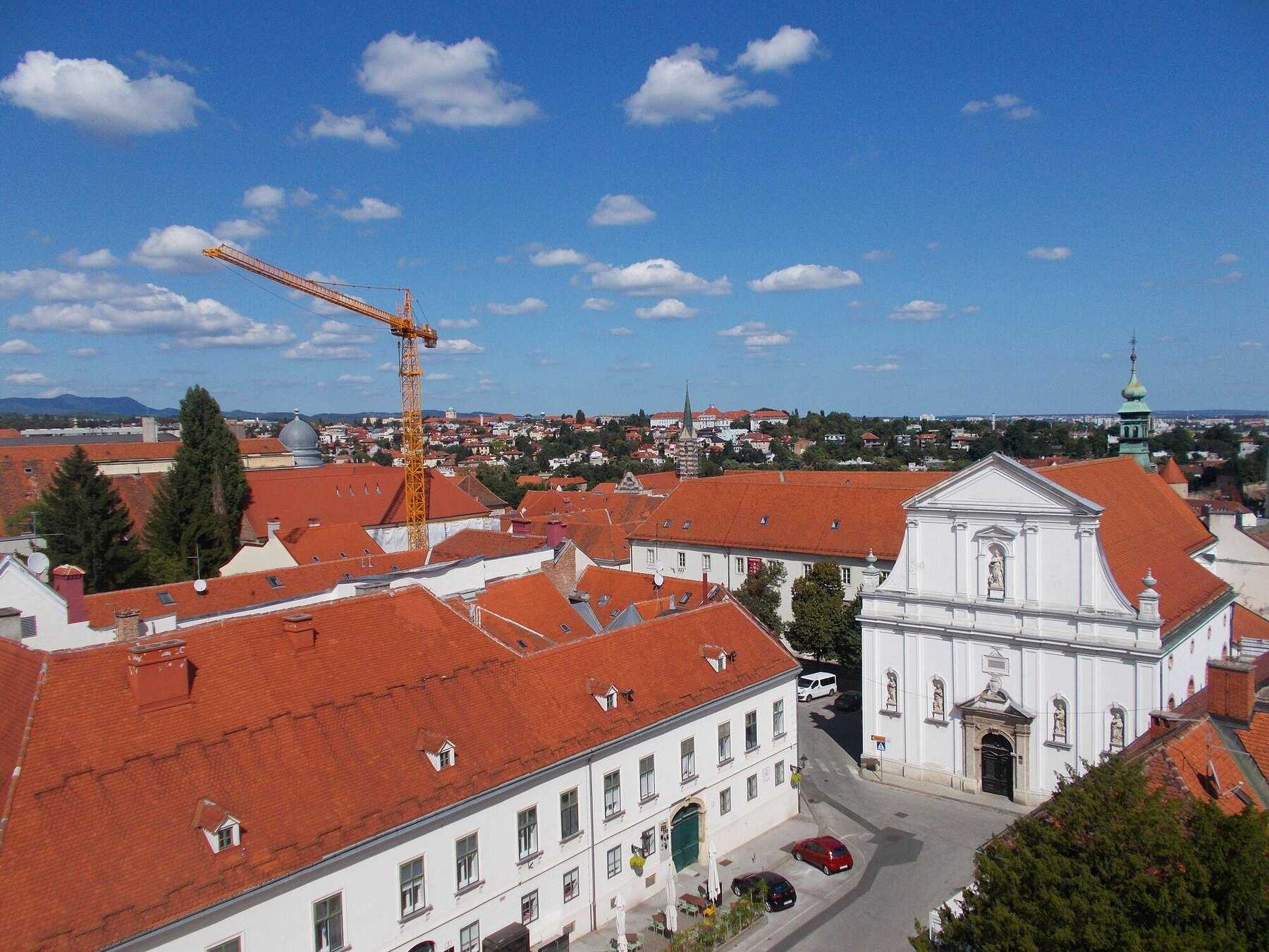 Toits rouges et clochers de Zagreb vus depuis la ville haute