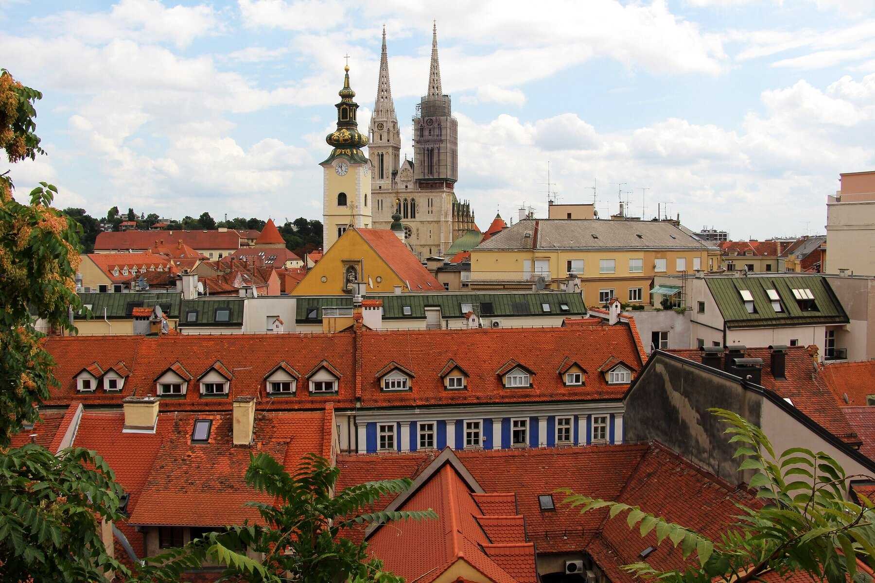 Les toits de tuiles de la ville haute de Zagreb et les flèches de la cathédrale