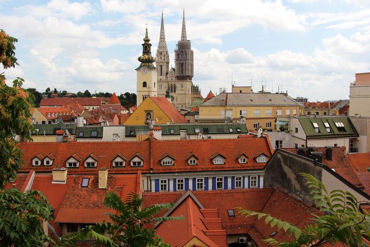 Les toits de tuiles de la ville haute de Zagreb et les flèches de la cathédrale