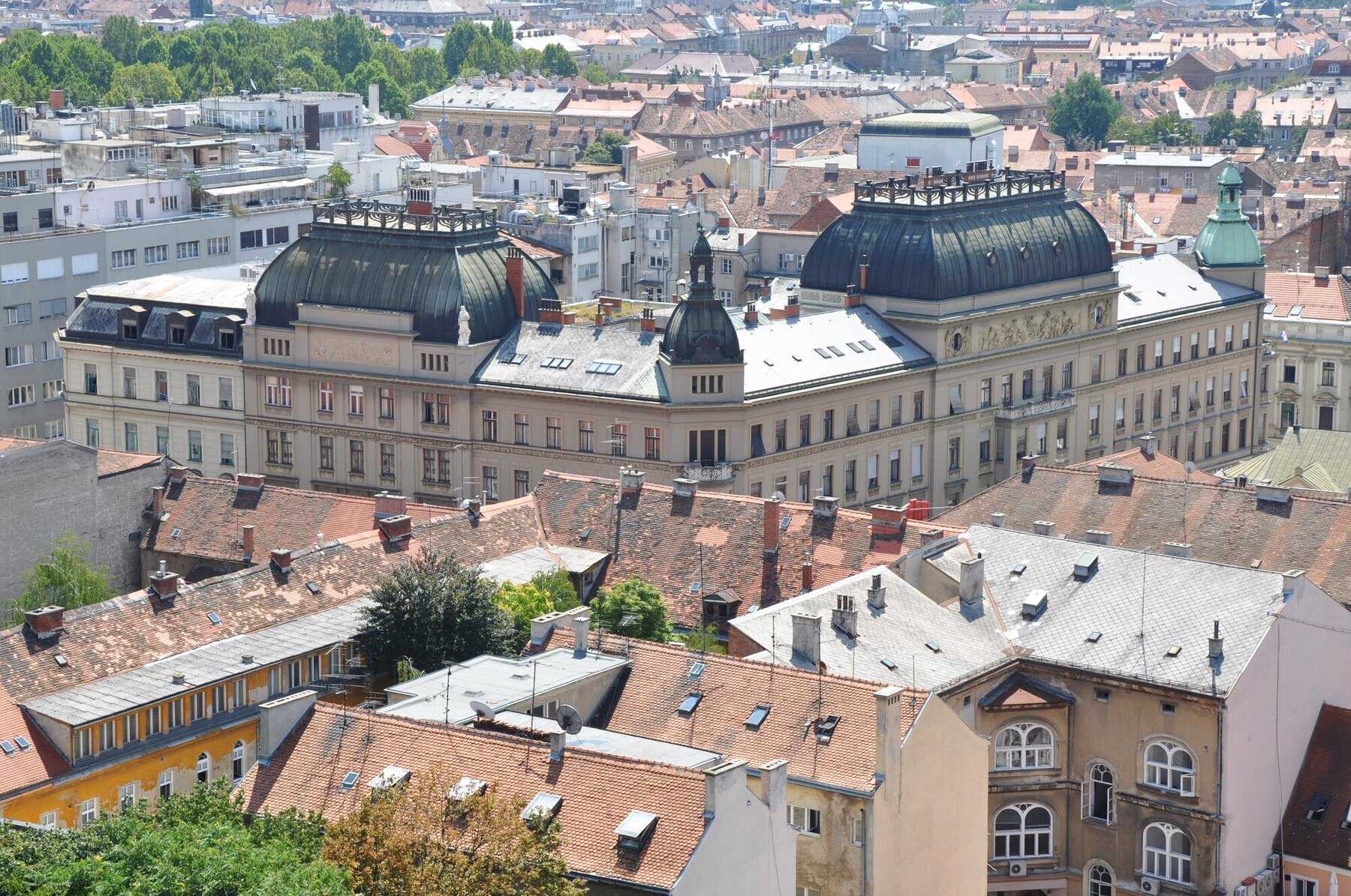 Vue sur les toits et les coupoles de la ville basse de Zagreb