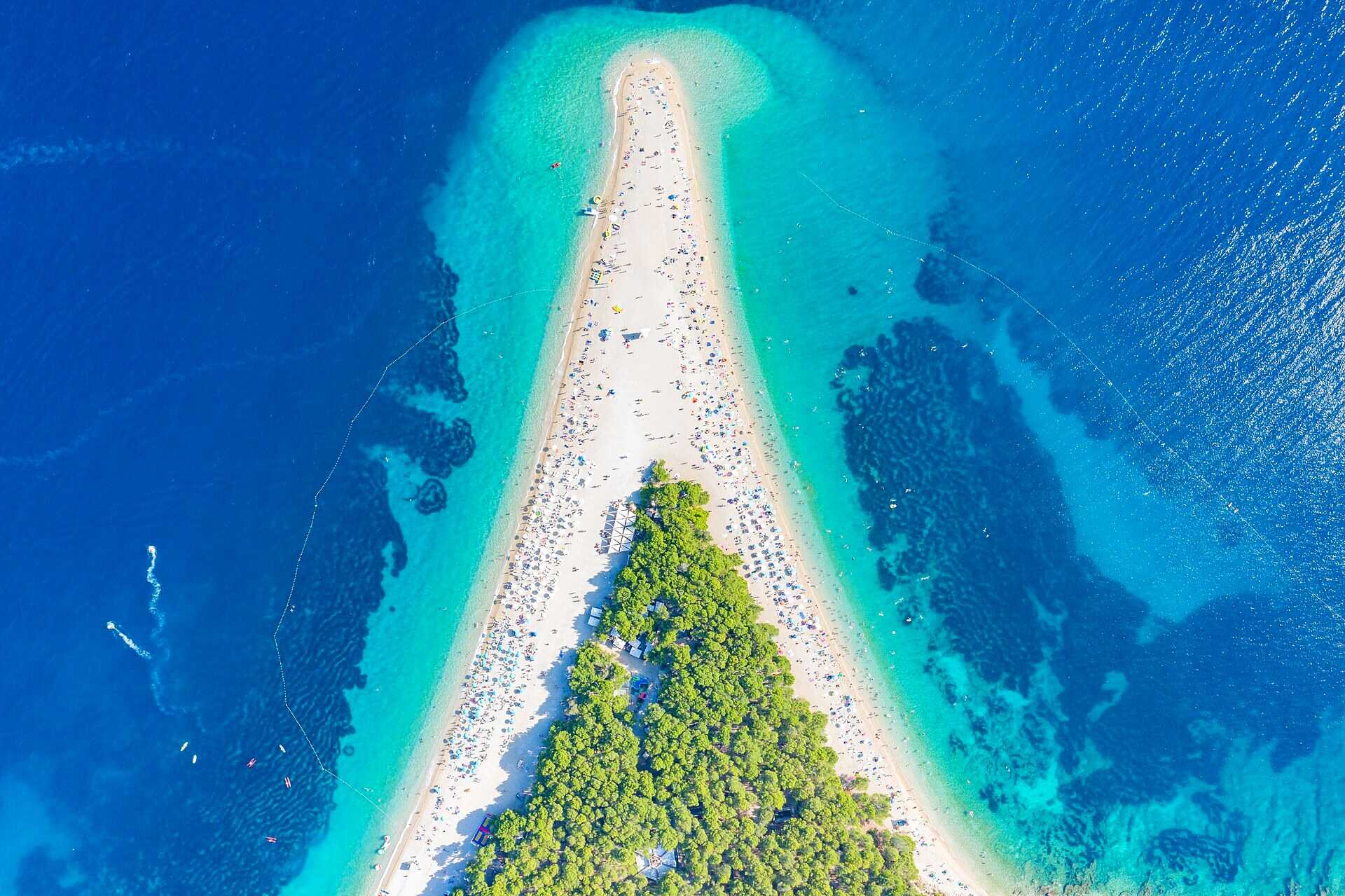 La plage de Zlatni Rat à Bol, sur l’île de Brač, vue du ciel